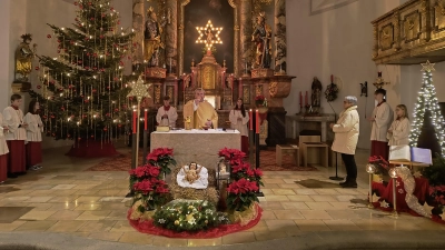 Pfarrer Albert Hölzl wünschte allen Gläubigen beim Neujahrsgottesdienst ein friedvolles, gesundes und segensreiches Jahr 2025. (Bild: Nikolaus Schnerr)