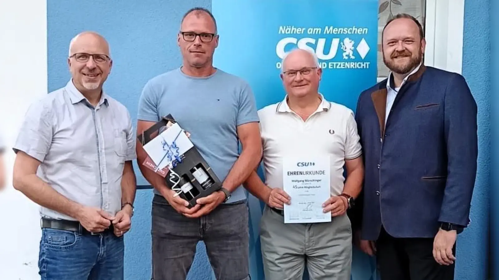 Landrat Andreas Meier und Fraktionsvorsitzender Michael Feige oblag es Wolfgang Würschinger für 45 Jahre Mitgliedschaft zu ehren und Andreas Schiesl für seine Gemeinderatstätigkeit zu danken. (Bild: Kathrin Müller)