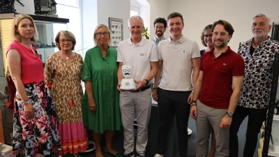 Personen auf dem Bild von links: Sonja Keller (Rotary Club Weiden), Sibille Petzold (Präsidentin Inner Wheel Club Weiden), Ulrike Küblbeck (Inner Wheel Club Weiden), Robert Stahl (Präsident Rotary Club Weiden), Christian Frey (Bildungskoordinator Landkreis NEW), Tim Bergemann (Round Table 49 Weiden), Melanie Kaiser (Medienzentrum), Severin Hirmer (Round Table 49 Weiden), Franz Simmerl (Leiter Medienzentrum). (Bild: Marcel Weidner)