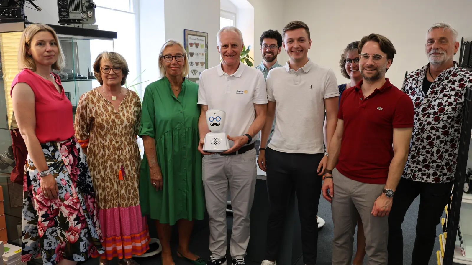 Personen auf dem Bild von links: Sonja Keller (Rotary Club Weiden), Sibille Petzold (Präsidentin Inner Wheel Club Weiden), Ulrike Küblbeck (Inner Wheel Club Weiden), Robert Stahl (Präsident Rotary Club Weiden), Christian Frey (Bildungskoordinator Landkreis NEW), Tim Bergemann (Round Table 49 Weiden), Melanie Kaiser (Medienzentrum), Severin Hirmer (Round Table 49 Weiden), Franz Simmerl (Leiter Medienzentrum). (Bild: Marcel Weidner)