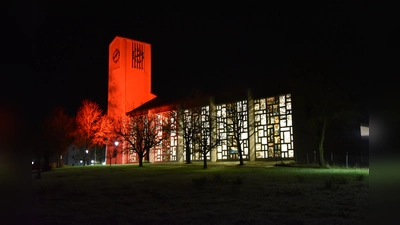 Rot beleuchteter Kirchturm der Pfarrkirche St. Michael Poppenricht (Bild: Reiner Hoffmann)