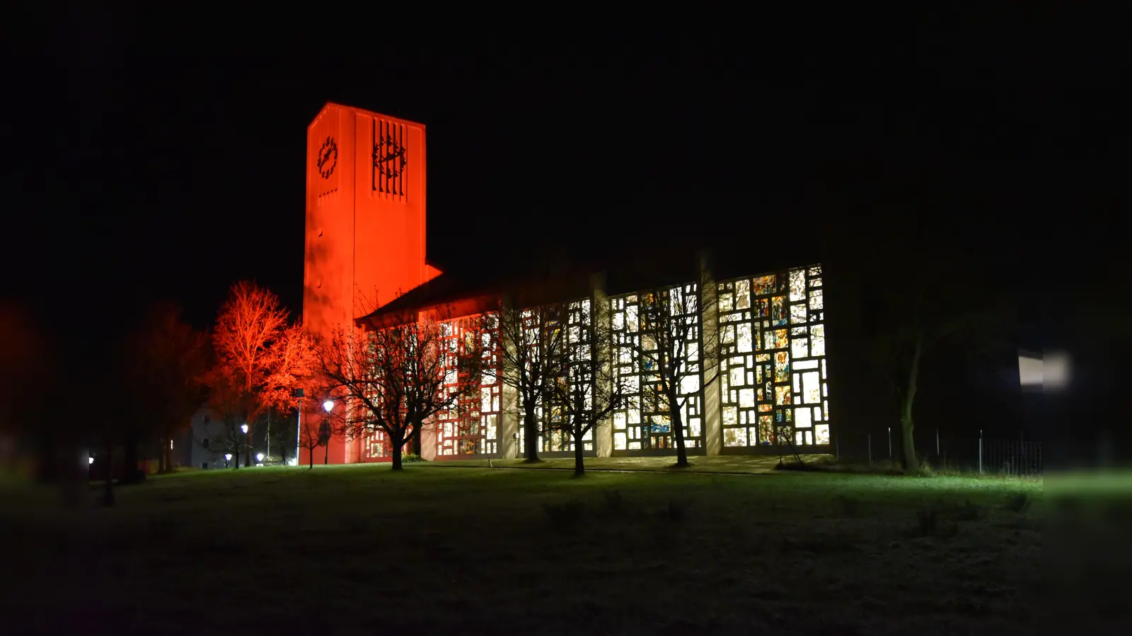 Rot beleuchteter Kirchturm der Pfarrkirche St. Michael Poppenricht (Bild: Reiner Hoffmann)