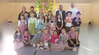 Katja Busch, Kerstin Schinner, Thomas Kaufmann und Benno Nitsch mit Kindern aus den vier Grundschulklassen (Bild: Heike Haßmann)
