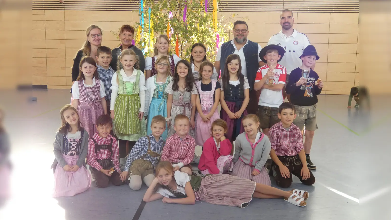 Katja Busch, Kerstin Schinner, Thomas Kaufmann und Benno Nitsch mit Kindern aus den vier Grundschulklassen (Bild: Heike Haßmann)