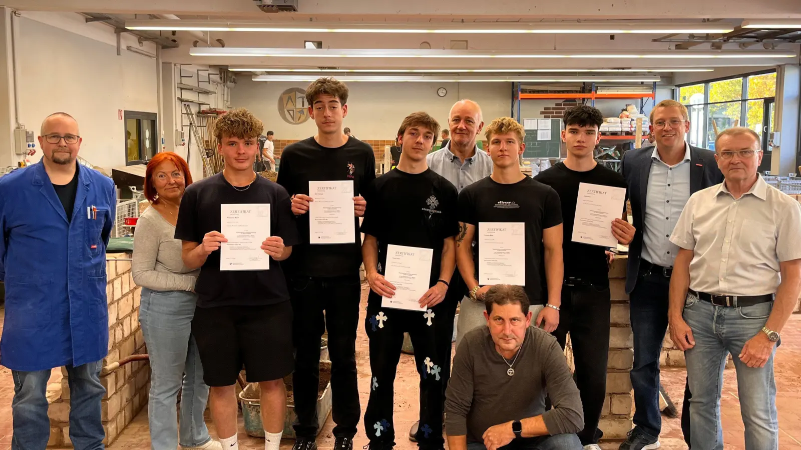 Die tschechischen Gastschüler mit dem Leiter des HWK-Bildungszentrums Weiden Tobias Knauer (2.v.re.), HWK-Bauausbilder Tobias Lindner (1.v.li.) sowie aus der Baufachschule Pilsen dem Direktor Miloslav Šteffek (1.v.re.), der Fachlehrerin für Deutsch und Übersetzerin Marcela Nucová (2.v.li.) und dem Fachlehrer Bau Petr Habada (vorne, Mitte). (Bild: Tobias Knauer)