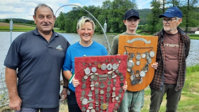 Hegefischen 2025 in voller Erfolg. Von links: Max Marr, 1. Gewässerwart; Stefanie Lüttge, Königsfischerin 2025; Philipp Granito, Jugendfischerkönig 2025; Reinhard Walter, 2. Vorsitzender. (Bild: Gerhard Doerfler)