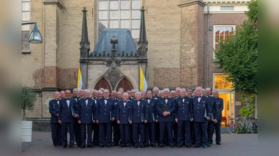 Der Männerchor der Königlich Niederländischen Luftwaffe gastiert gemeinsam mit der Stadtkapelle Grafenwöhr bei einem Benefizkonzert in der Stadthalle Grafenwöhr. (Bild: Jan van Aefst)