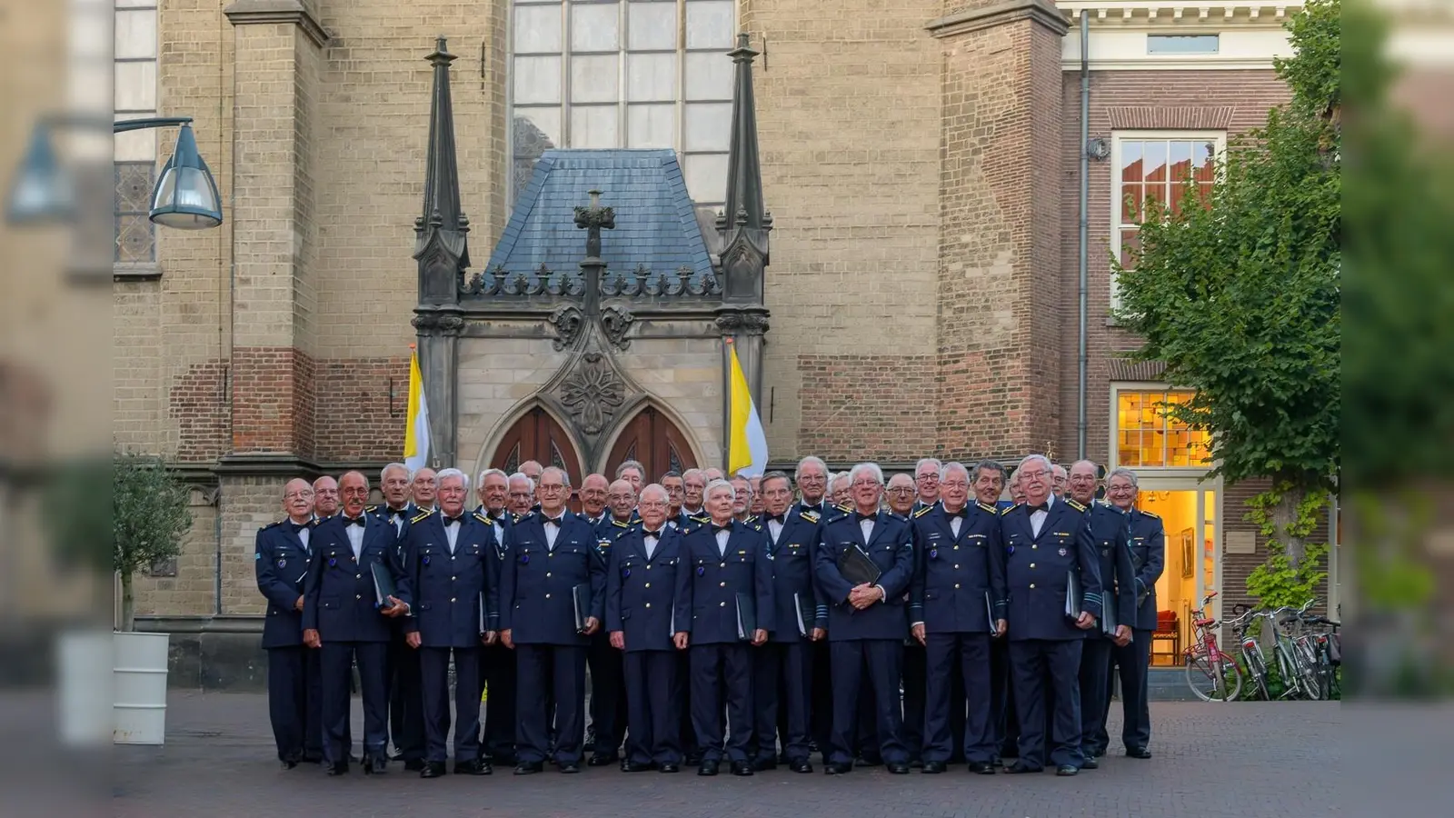 Der Männerchor der Königlich Niederländischen Luftwaffe gastiert gemeinsam mit der Stadtkapelle Grafenwöhr bei einem Benefizkonzert in der Stadthalle Grafenwöhr. (Bild: Jan van Aefst)