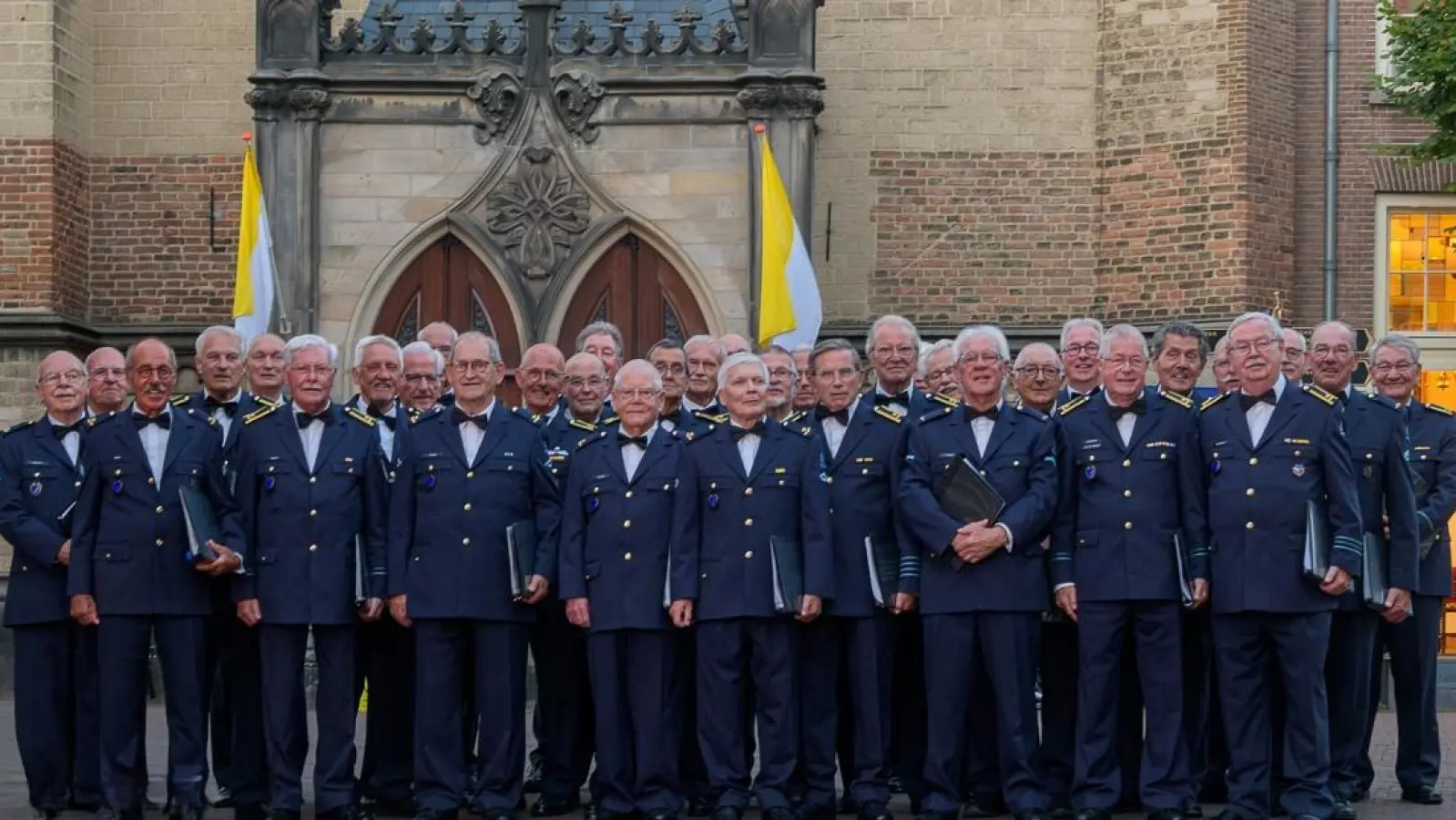 Der Männerchor der Niederländischen Luftwaffe tritt in Grafenwöhr auf. (Bild: Jan van Aefst)