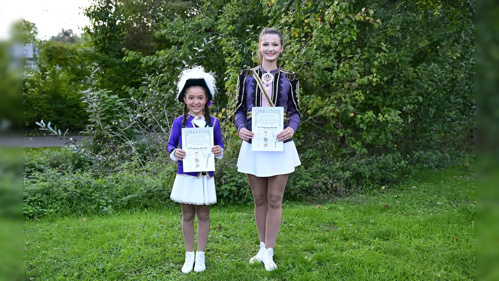 Luise Waldherr Platz 6 (links) Julia Simon Platz 4 (rechts) in der Disziplin Solisten Junioren 11 bis 14 Jahren.  (Bild: Michael Welnhofer)