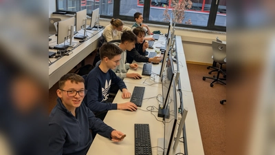 Das erfolgreiche Team (v.v.n.h. Marco Schart, Louis Lang, Sebastian Melchner, David Dannhäuser, Dima Sergeev, Oskar Hauser) im IT-Raum der Schönwerth-Realschule. (Bild: Andreas Rupprecht)