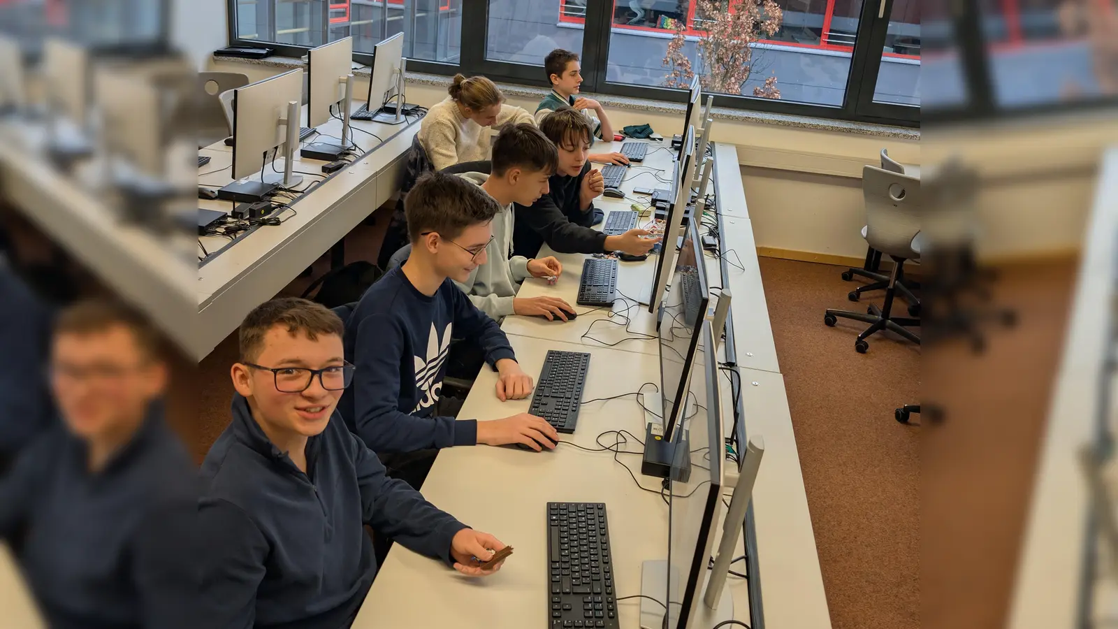 Das erfolgreiche Team (v.v.n.h. Marco Schart, Louis Lang, Sebastian Melchner, David Dannhäuser, Dima Sergeev, Oskar Hauser) im IT-Raum der Schönwerth-Realschule. (Bild: Andreas Rupprecht)
