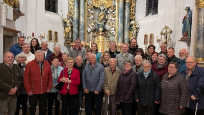 Gruppenbild der Jubelpaare mit Pfarrer Slawomir (Bild: Christian Huger)