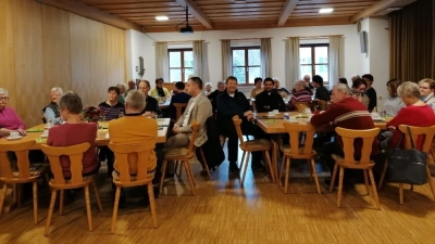 Die Senioren stimmten sich auf das bevorstehende Weihnachtsfest ein. (Bild: Josef Söllner)