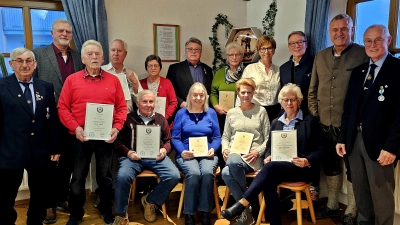 Ehrungen standen auf der Tagesordnung der 7er-Kameradschaft mit links Josef Lang (BSB Kreisvorsitzender), im Kreise der Ehrengäste und der langjährigen Mitglieder, die Urkunden erhielten. (Bild: Peter Ertl)