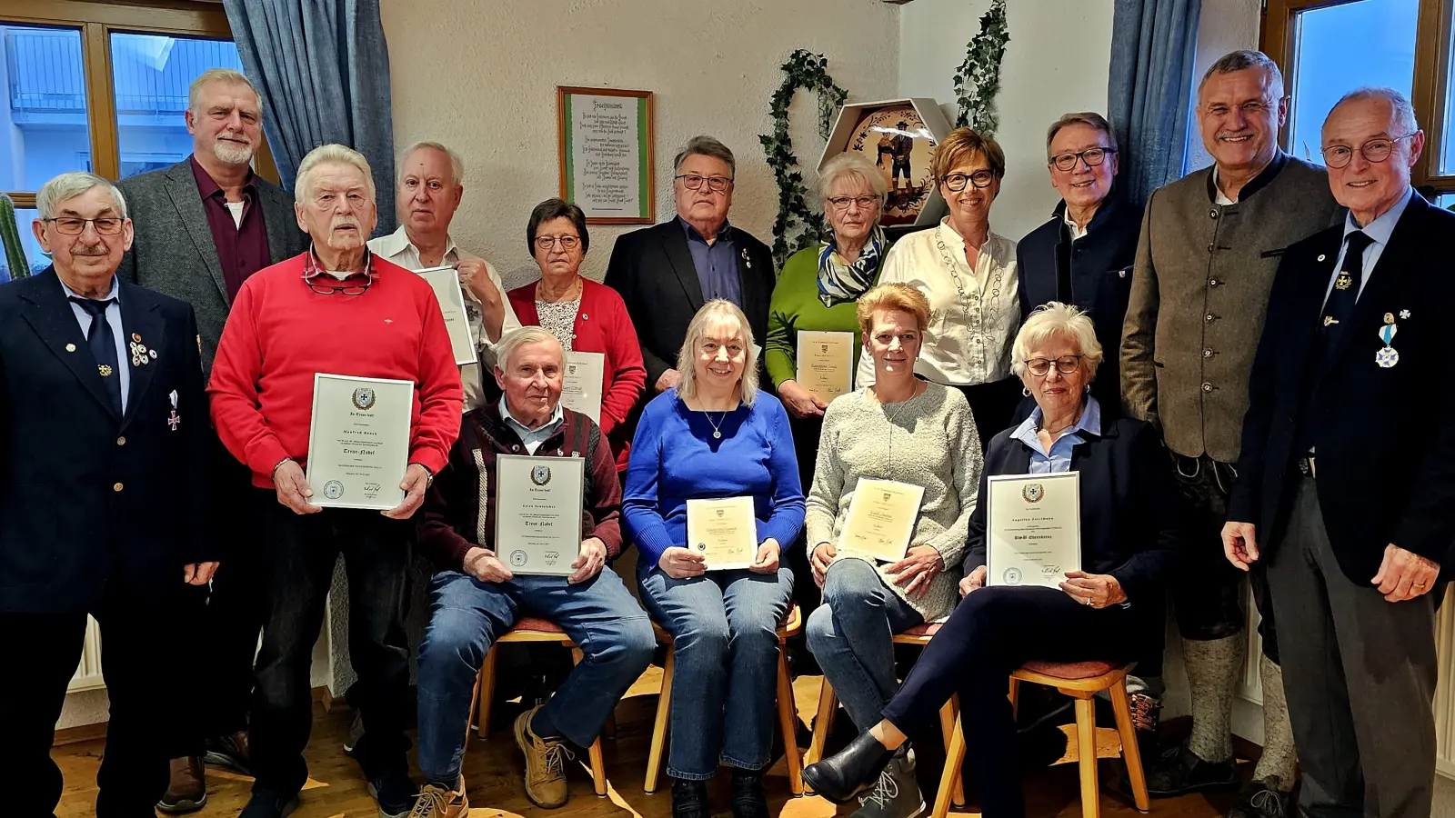Ehrungen standen auf der Tagesordnung der 7er-Kameradschaft mit links Josef Lang (BSB Kreisvorsitzender), im Kreise der Ehrengäste und der langjährigen Mitglieder, die Urkunden erhielten. (Bild: Peter Ertl)