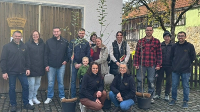 Vorsitzender Thomas Blau (links) mit den eingeladenen Familien. (Bild: Nadine Blau)