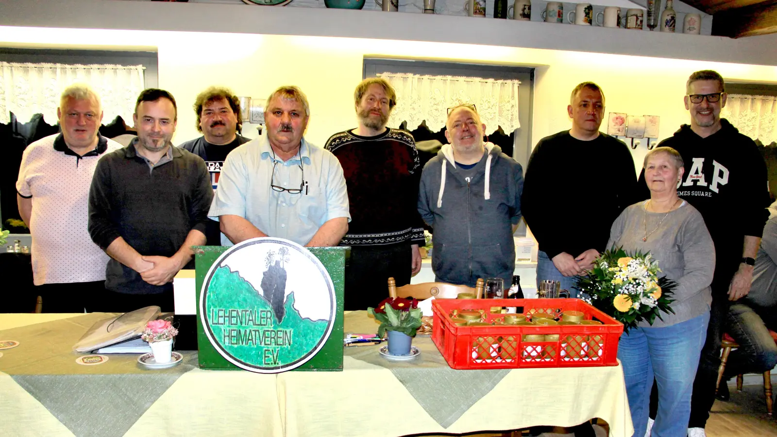 Bürgermeister Roman Berr und Margot Zinnbauer mit der neugewählten Vorstandschaft: Jörg Luber, Uli Wolf, Andreas Weber, 1. Vorsitzender Josef Lutter, Robert Vogel, Matthias Zitzmann und Walter Donhauser (von rechts). (Bild: Leonhard Ehras)