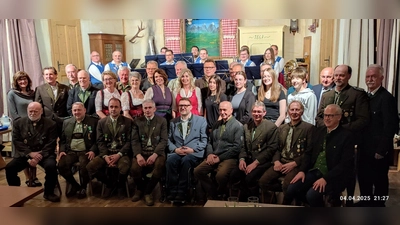 Alle geehrten Mitglieder und Schützen von Edelweiß Süß mit 1. Schützenmeister Werner Wendl (rechts) und Schirmherr und Bürgermeister Bernhard Lindner (sitzend rechts) (Bild: Uwe Friedrich)