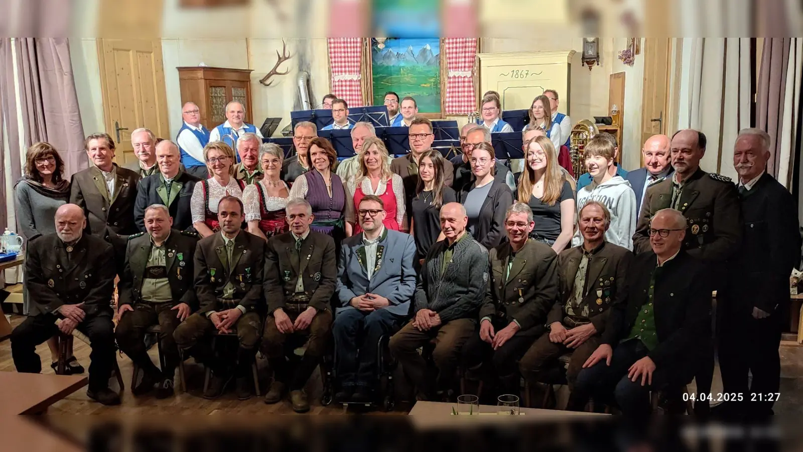 Alle geehrten Mitglieder und Schützen von Edelweiß Süß mit 1. Schützenmeister Werner Wendl (rechts) und Schirmherr und Bürgermeister Bernhard Lindner (sitzend rechts) (Bild: Uwe Friedrich)