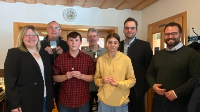  Ehrung verdienter Musikerinnen und Musiker (von links): 1. Vorsitzende Veronika Höcht, Josef Franz, Pius Fischer, Robert Haubner, Ronja Wenger, Dirigent Franz Stierstorfer, 1. Bürgermeister Matthias Grundler. (Bild: Victoria Gruber)