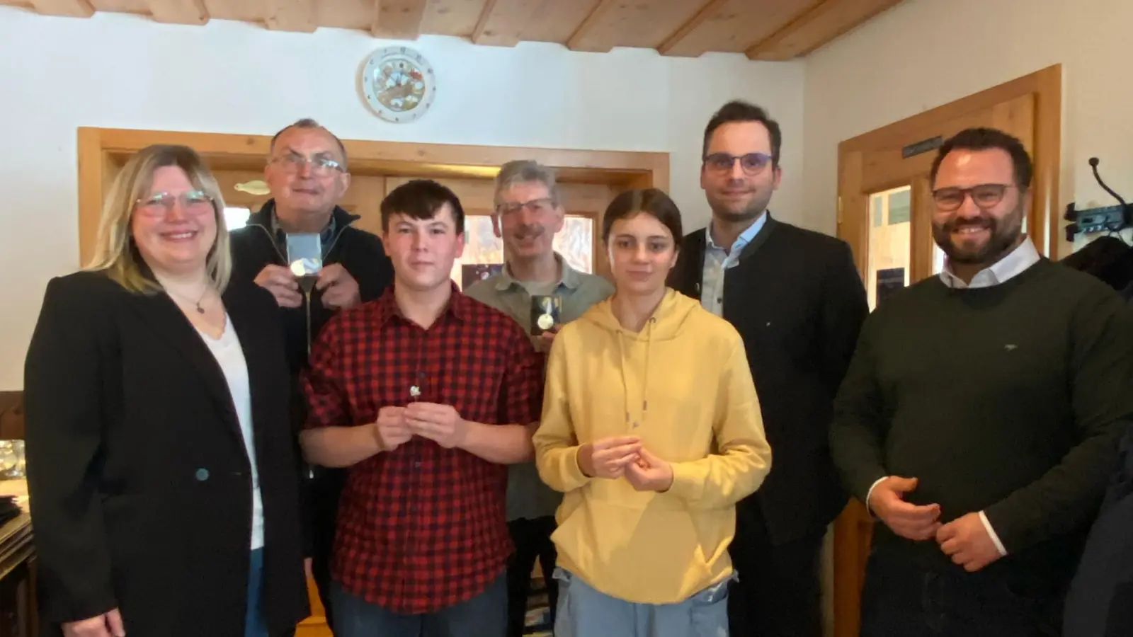  Ehrung verdienter Musikerinnen und Musiker (von links): 1. Vorsitzende Veronika Höcht, Josef Franz, Pius Fischer, Robert Haubner, Ronja Wenger, Dirigent Franz Stierstorfer, 1. Bürgermeister Matthias Grundler. (Bild: Victoria Gruber)