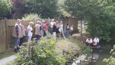 Am Thumbach in Grafenwöhr traf die Gruppe auf die Waschweiber, die vom Leben in der früheren Zeit, so ganz ohne Elektrizität, erzählten. (Bild: Luise Amschl)