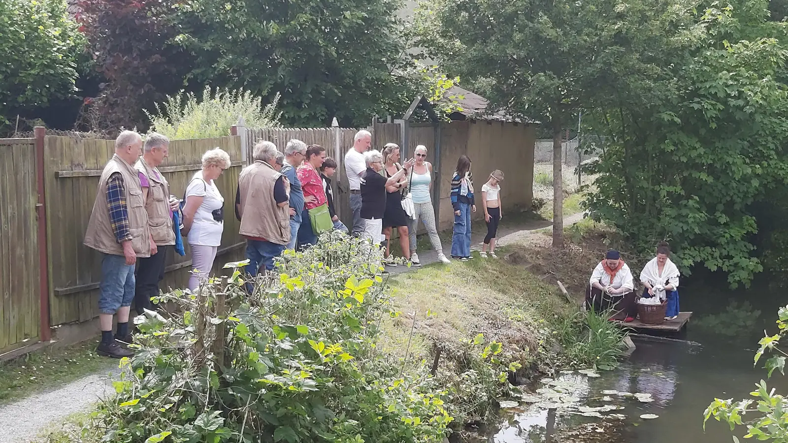 Am Thumbach in Grafenwöhr traf die Gruppe auf die Waschweiber, die vom Leben in der früheren Zeit, so ganz ohne Elektrizität, erzählten. (Bild: Luise Amschl)