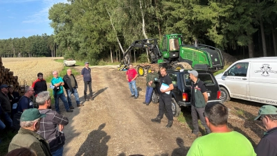 Revierleiter Klaus Schreiber und Abteilungsleiter Sven Grünert begrüßen die Teilnehmerinnen und Teilnehmer. (Bild: Kevin Kraus)