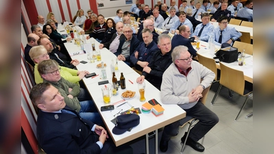 Im Schulungsraum des Feuerwehrhauses begrüßte Vorsitzender Korbinian Dunzer bei der Jahreshauptversammlung über 70 Feuerwehrdienstleistende, passive Mitglieder und Ehrengäste. Stark vertreten war das Stadtratsgremium. (Bild: Robert Dotzauer)