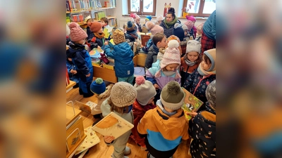 Übergabe der Lesestart Sets an die Kindergartenkinder beim Besuch in der Bücherei (Bild: Georg Dürr)