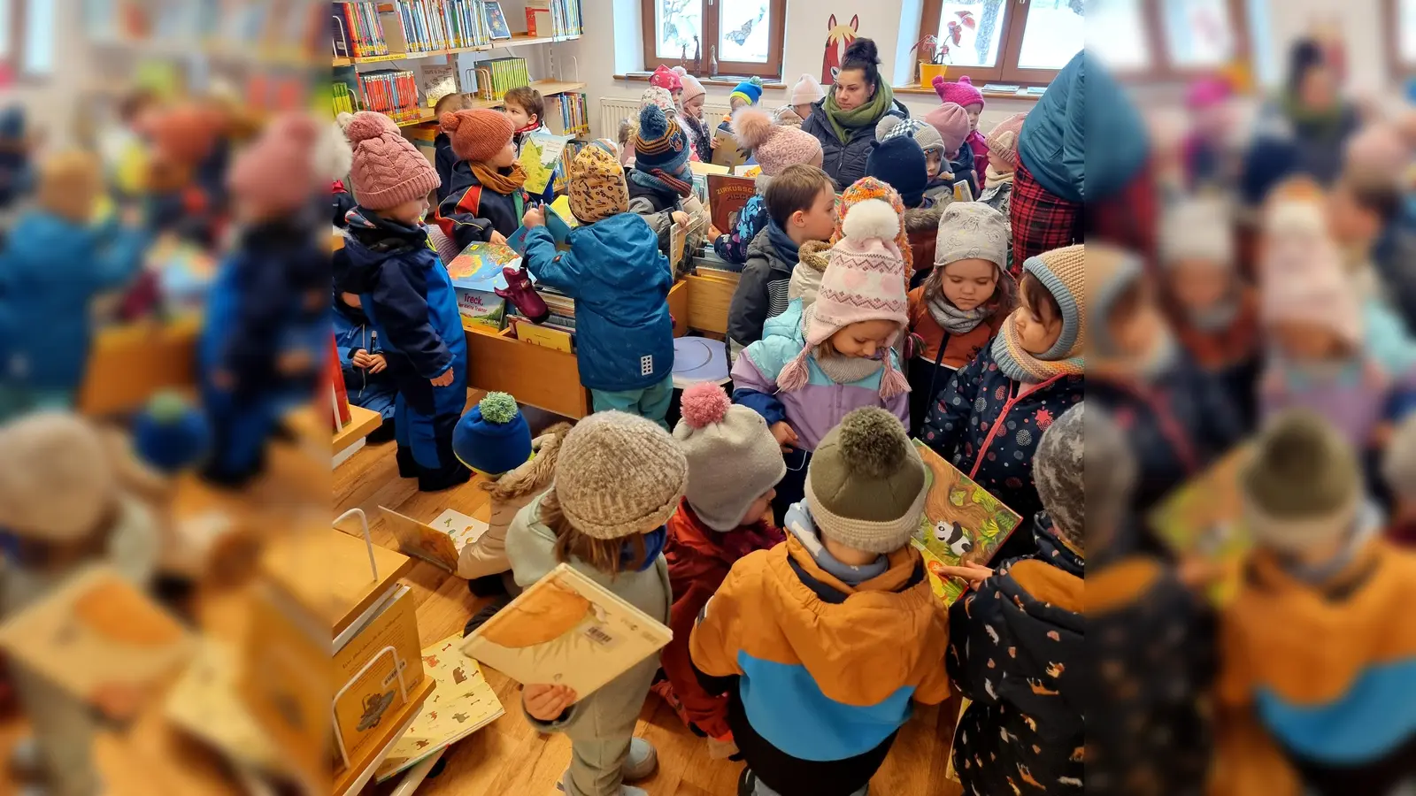 Übergabe der Lesestart Sets an die Kindergartenkinder beim Besuch in der Bücherei (Bild: Georg Dürr)
