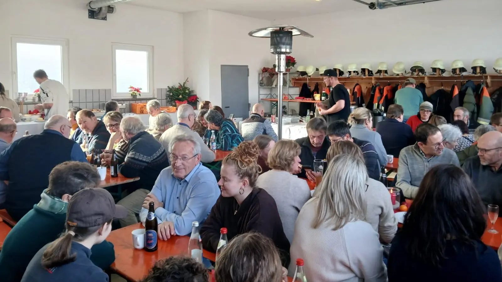 Großer Andrang im Etzgersriether Feuerwehrhaus. (Bild: Tobias Zeller)