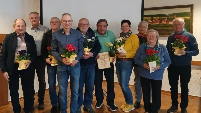 Langjährige Mitglieder des OGV wurden geehrt. Andreas Kiener wurde zum Ehrenmitglied und Anton Herbst zum Ehrenvorstand ernannt.  (Bild: Susanne Scheuerer)