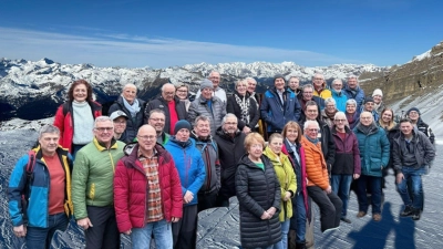 VHS-Skireisegruppe mit Reiseleiter Stefan Brunner (vorne, 4. v. l.) (Bild: Stefan Brunner)