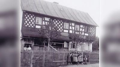 Das Bild im Anhang zeigt eine historisches Ansicht des sogenannten „Webergirgl“ mit einem Egerländer Fachwerk. Diese Bauweise und andere historische und moderne Handwerkstechniken werden am Aktionstag vorgestellt. Die Aufnahme stammt circa aus dem Jahr 1910. (Bild: Archiv Freilandmuseum Oberpfalz)