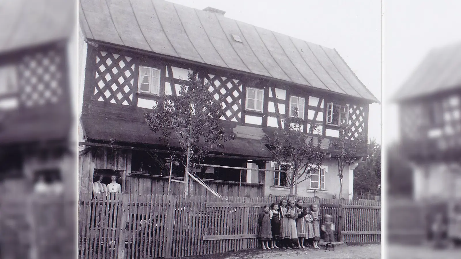 Das Bild im Anhang zeigt eine historisches Ansicht des sogenannten „Webergirgl“ mit einem Egerländer Fachwerk. Diese Bauweise und andere historische und moderne Handwerkstechniken werden am Aktionstag vorgestellt. Die Aufnahme stammt circa aus dem Jahr 1910. (Bild: Archiv Freilandmuseum Oberpfalz)