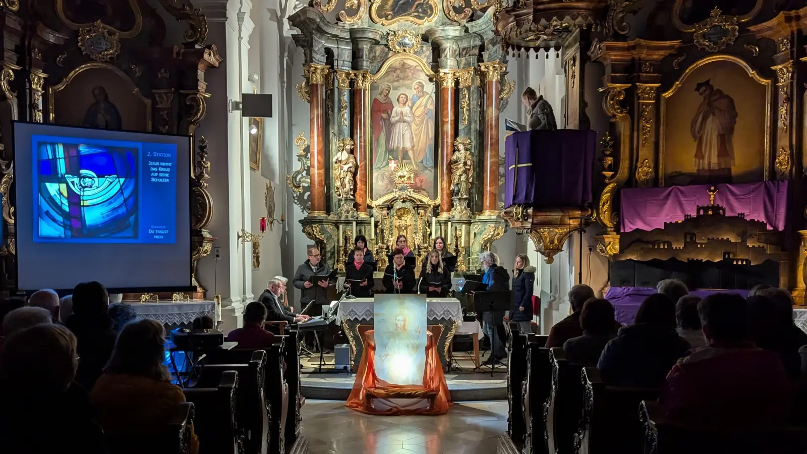 Passionssingen: Adonai-Kreuzweg mit dem Singkreis Neunaigen (Bild: Thomas Kastner)