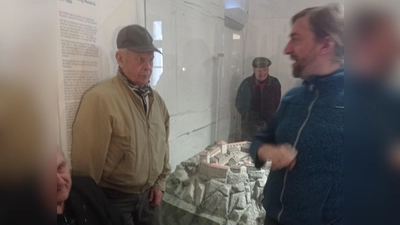 Knappe Albert I. im Rollenspiel mit Dr. Fabian Wittenborn. (Bild: Anton Heindl)