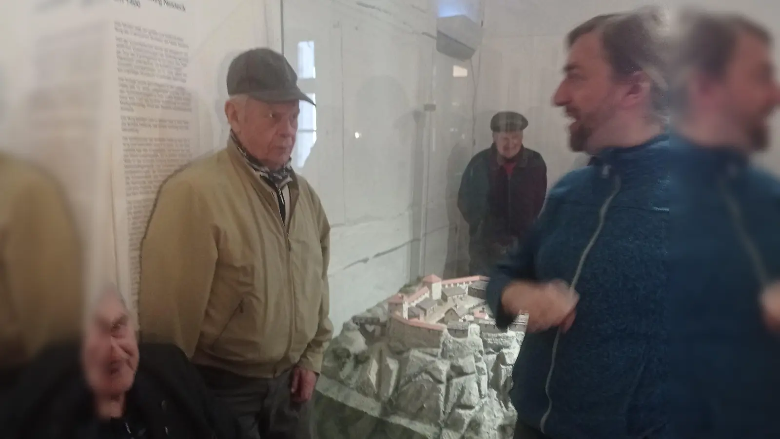 Knappe Albert I. im Rollenspiel mit Dr. Fabian Wittenborn. (Bild: Anton Heindl)