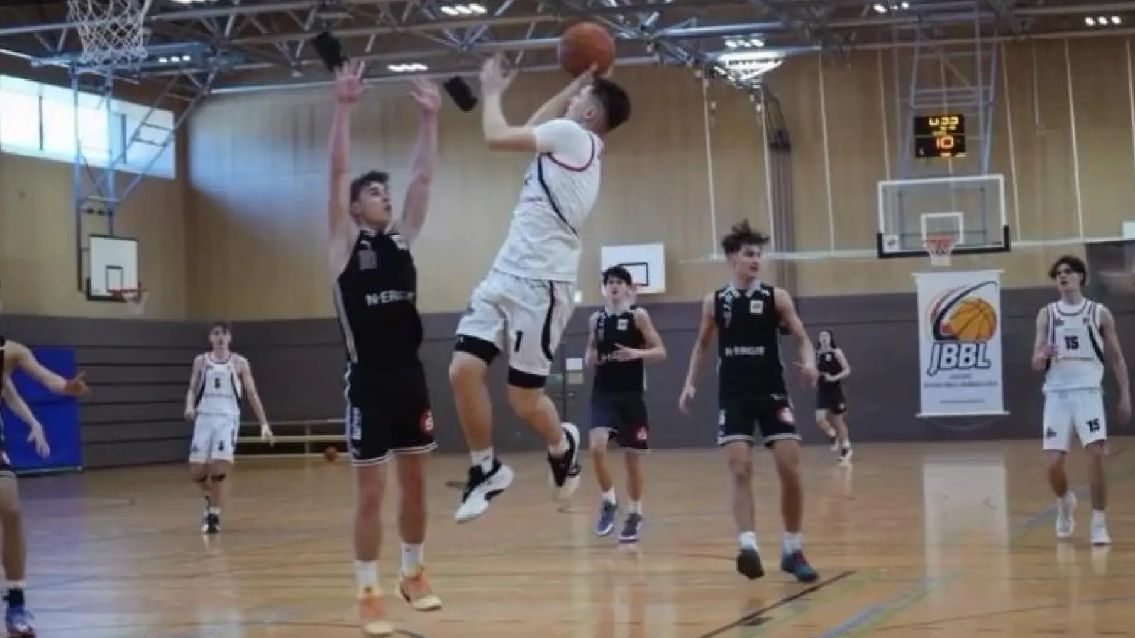 Justin Schönfelder (weisses Trikot) beim Korbwurf (Bild: Witt Oberpfalz Hunters)