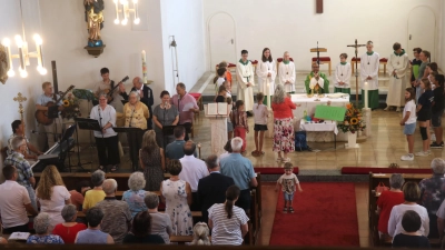 Mit einem festlichen Gottesdienst begann das gemeinsame Pfarrfest in Sorghof. Die Sorghofer Schola (links) umrahmte die Feier. Kinder versammelten sich zum Vaterunser-Lied um den Altar. <br> <br> (Bild: Wilhelm Ertl)