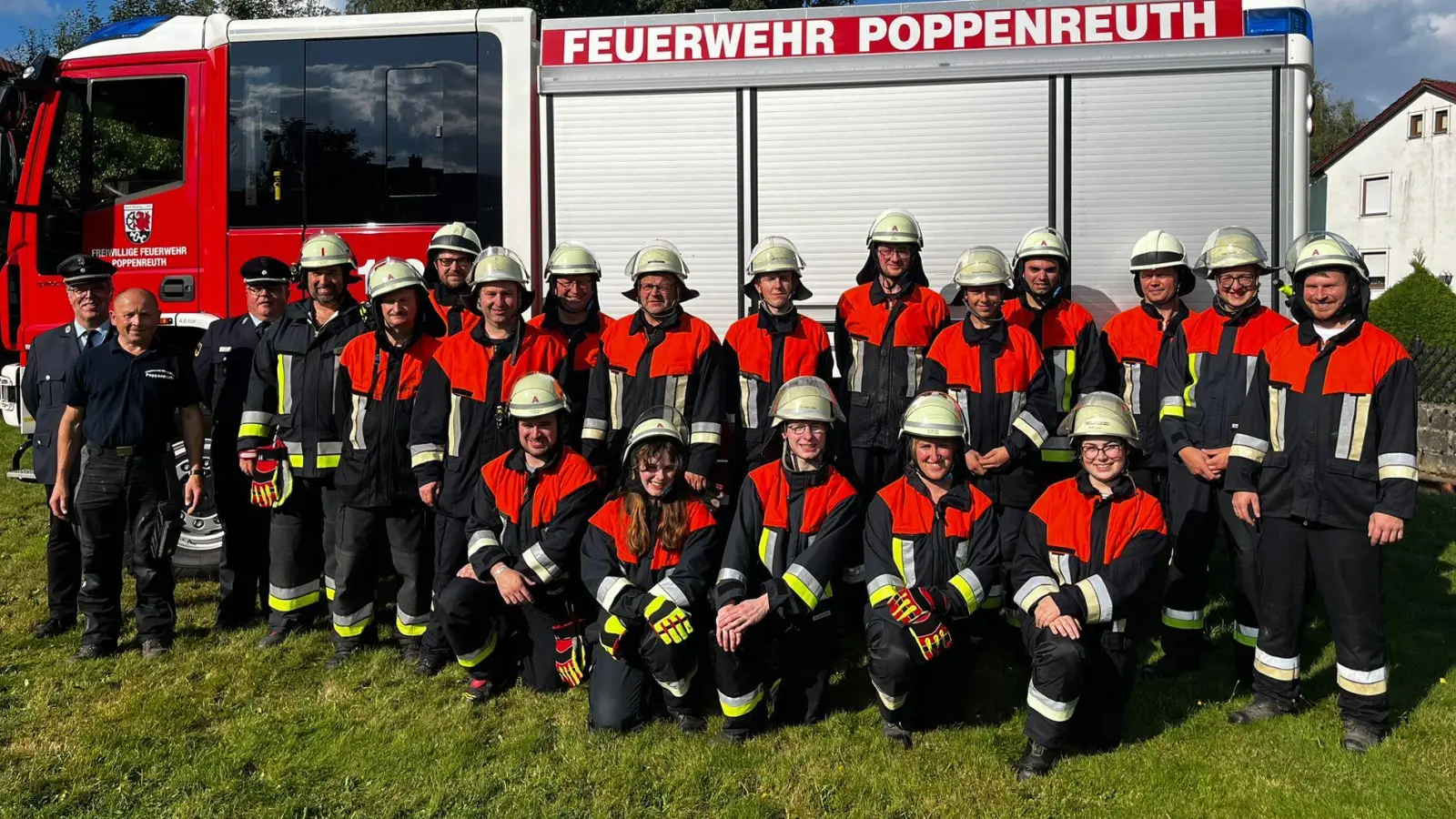 Die erfolgreichen Feuerwehrleute zusammen mit Ehren-KBM Hans Reisnecker, Ausbilder Reinhard Mark, KBM Roland Frank, Kommandant Martin Reißnecker (von links) sowie 2. Kommandant Manuel Kraus (rechts) (Bild: Tanja Bauer)