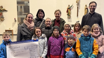 Claudia Kammerl und Sarah Dehling von der Frauenunion übergeben Pfarrer Mitterer und Gemeindereferentin Regina Probst zusammen mit einigen Chorkindern die Spende für das Musical. (Bild: Sarah Dehling)