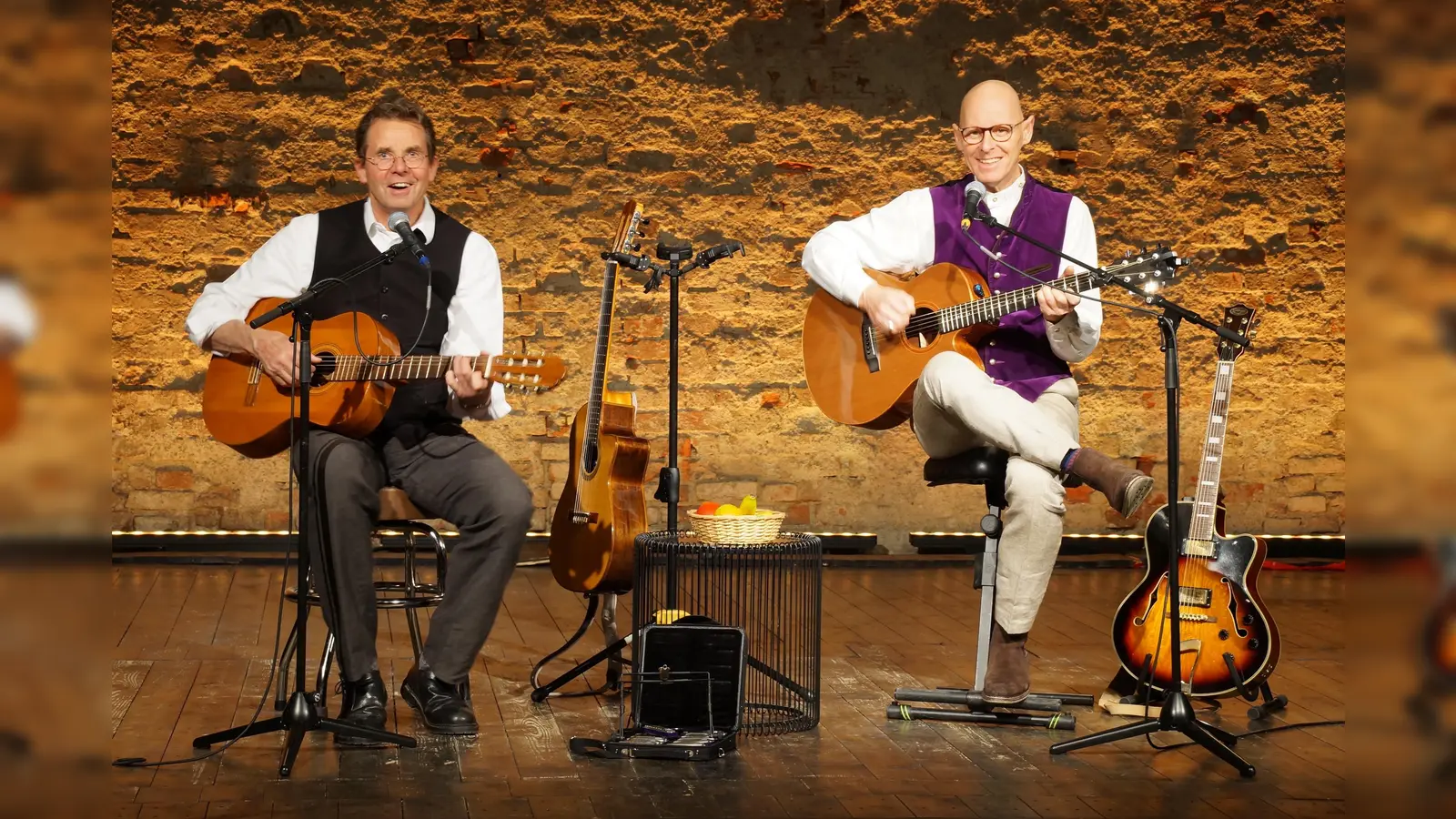 Frank Astor und Wilfried vom Ammersee gastieren mit dem Programm „SpuiMaWas? – Einfach glücklich!“ im Café „KaffeeZeit – Das Dorfcafé“ in Gleiritsch. (Bild: Dr. Wilfried Müller & Frank Astor)