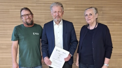 Auf dem Foto von links nach rechts: Stephan Müller, Learning Campus, Bürgermeister Lothar Müller, Regina Harrer, Regierung der Oberpfalz. (Bild: Franziska Ackermann)