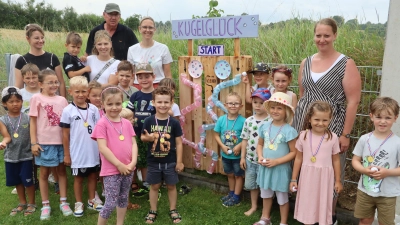 Die Kugelbahn gebaut hat Sandra Grill (r.), vom Elternbeirat Franziska Bösl (hintere Reihe, 2. v.r.) und Christina Hollweck, dahinter vom Kindergartenträger, Kirchenpfleger Christian Bauer. (Bild: Michael Rabenhofer)