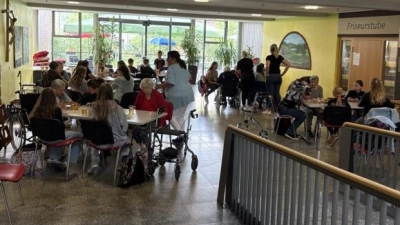 Die Schülerinnen und Schüler des Stiftland Gymnasiums Tirschenreuth zu Besuch im Haus Mühlbühl. (Bild: Thomas Schrems)