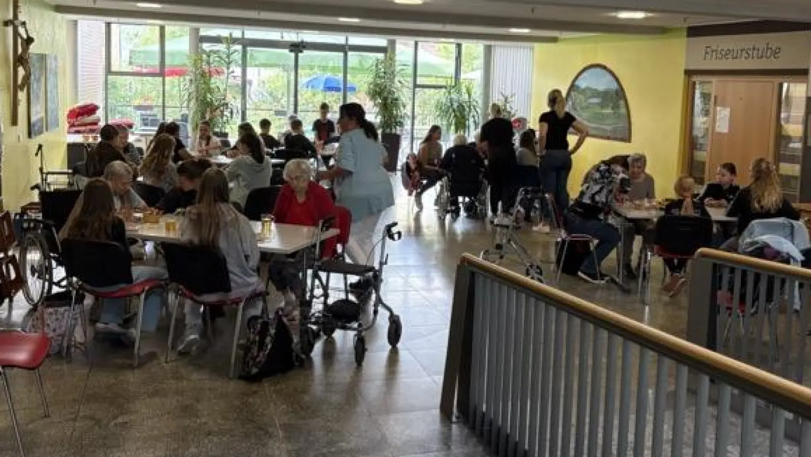 Die Schülerinnen und Schüler des Stiftland Gymnasiums Tirschenreuth zu Besuch im Haus Mühlbühl. (Bild: Thomas Schrems)
