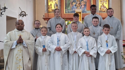Die Erstkommunionkinder mit Ministranten und Pfarrer Michael. Von links nach rechts: Mira Moller, Sarah Krechel, Julian Meixner, Jonas Sperber und Elias Regn. (Bild: Elfriede Schwarzmeier)